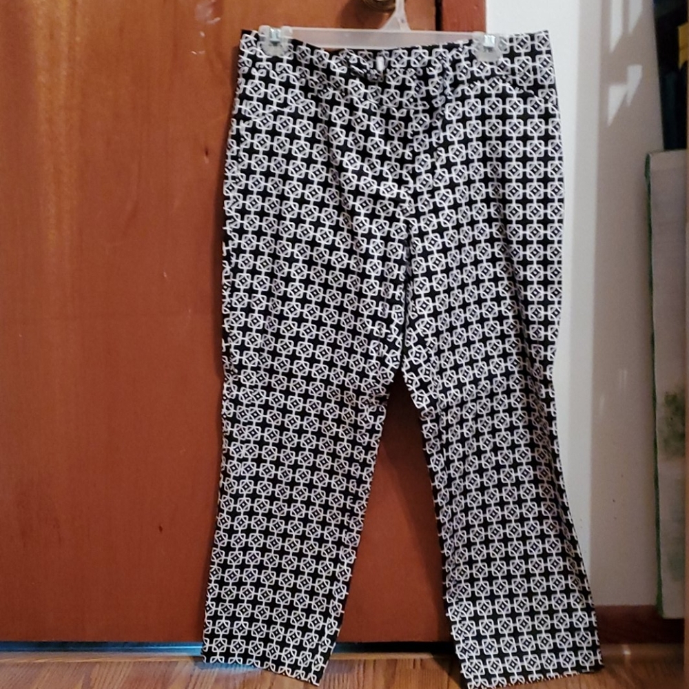 Laundry black and white capri